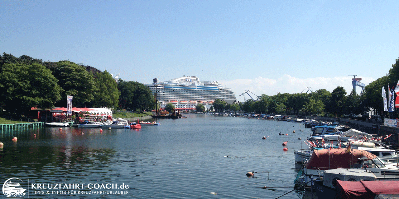 Kreuzfahrtschiff im Hafen von Warnemünde