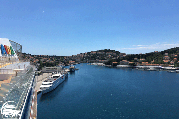 Blick auf Schiff auf die Küste Kreuzfahrtberater - An Bord