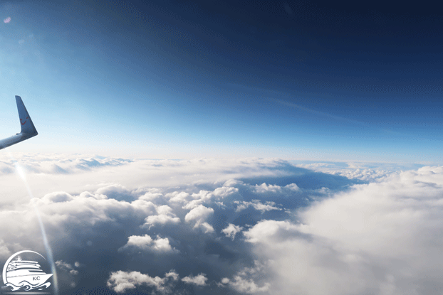 Blick aus dem Flugzeug auf die Wolken Kreuzfahrtberater - Anreise