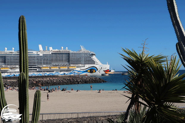 Kreuzfahrtschiff AIDAnova am Strand von Puerto del Rosario Kreuzfahrtberater - Grundlagen
