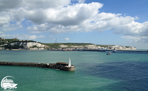 Blick vom Kreuzfahrtschiff auf die Kalksteinklippen Sehenswürdigkeiten in Dover - Die Kalksteinklippen