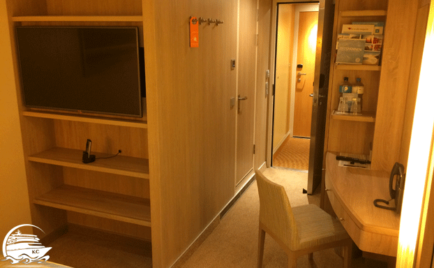 AIDA Innenkabine auf AIDAperla - Fernseher, Schreibecke, Blick Richtung Tür AIDA Kabinenkategorien - Großer Fernseher in einer AIDA Innenkabine