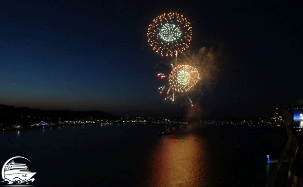 Blick vom Schiff auf das Feuerwerk in Kiel Mehr Kreuzfahrten