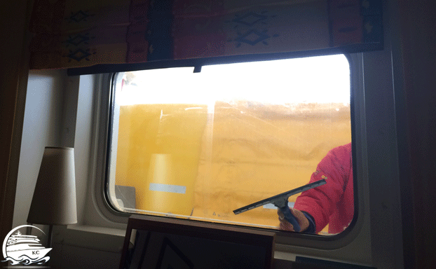 Fensterputzer am Kabinenfenster Meerblickkabine mit eingeschränkter Sicht - Fensterputzer zu Besuch ;-)