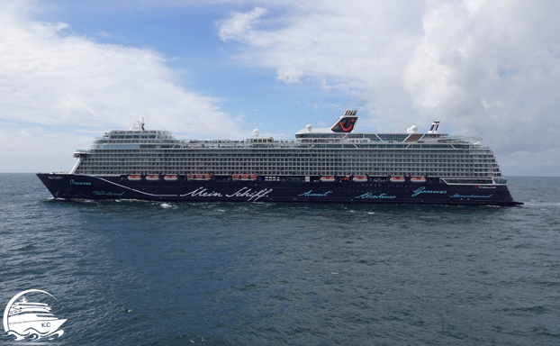 Kreuzfahrtschiff von TUI Cruises auf See