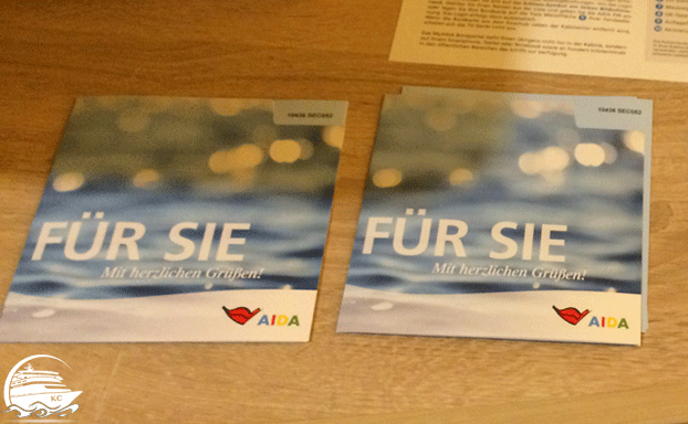 Zwei AIDA Gutscheine liegen auf dem Schreibtisch der Kabine. AIDA Gutschein in der Kabine.