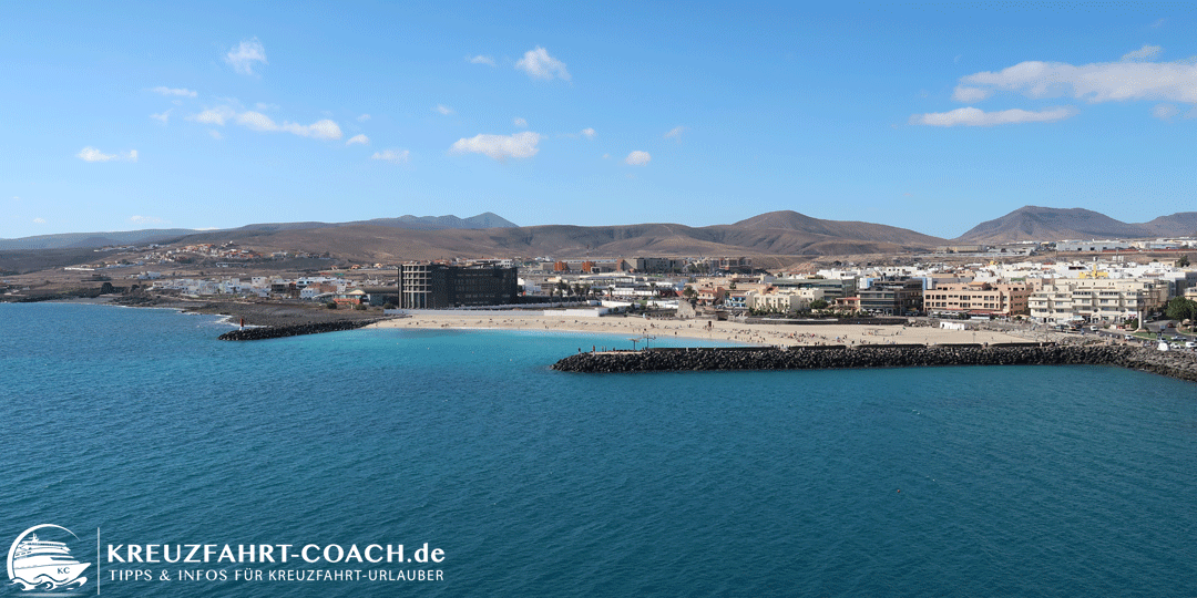 Blick vom Kreuzfahrtschiff auf den Strand von Puerto del Rosario Winterurlaub - Kanaren - Fuerteventura