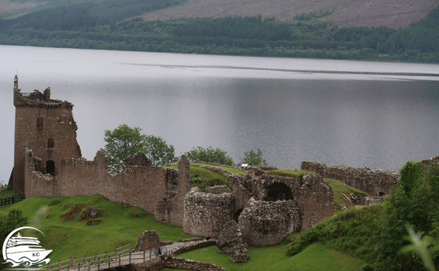 Blick auf Urquhart Castle am Loch Ness - Kreuzfahrten ab Deutschland nach Schottland