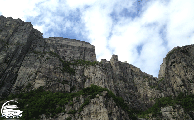 Preikestolen - Bootsfahrt auf dem Lysefjord - Stavanger auf eigene Faust Stavanger auf eigene Faust - Blick vom Boot aus auf den Preikestolen