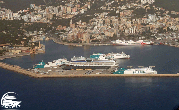 Kreuzfahrtschiffe und Fähren im Kreuzfahrthafen Mallorca