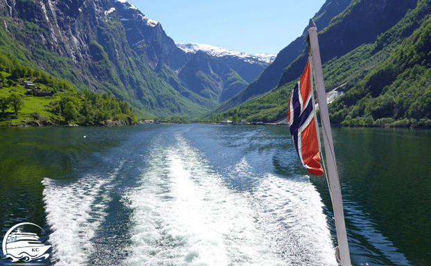 Auf Ausflug - Fahrt durch Fjord in Norwegen