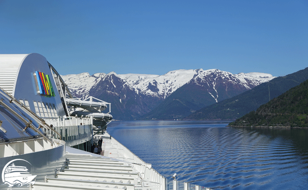 AIDAnova fährt durch einen Fjord in Norwegen