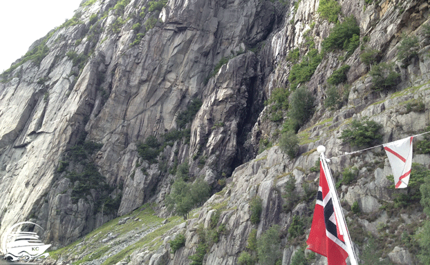 Stavanger auf eigene Faust - Bootsfahrt auf dem Lyseford - Felswand