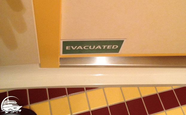 AIDA Seenotrettungsübung - "Evacuated" Schild innen an der Tür des Badezimmers AIDA Seenotrettungsübung - "Evacuated" Schild innen an der Tür des Badezimmers