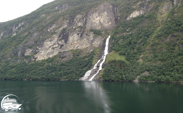 Ausflugstipps Geiranger - Fahrt durch den Geiranger Fjord - Wasserfall 