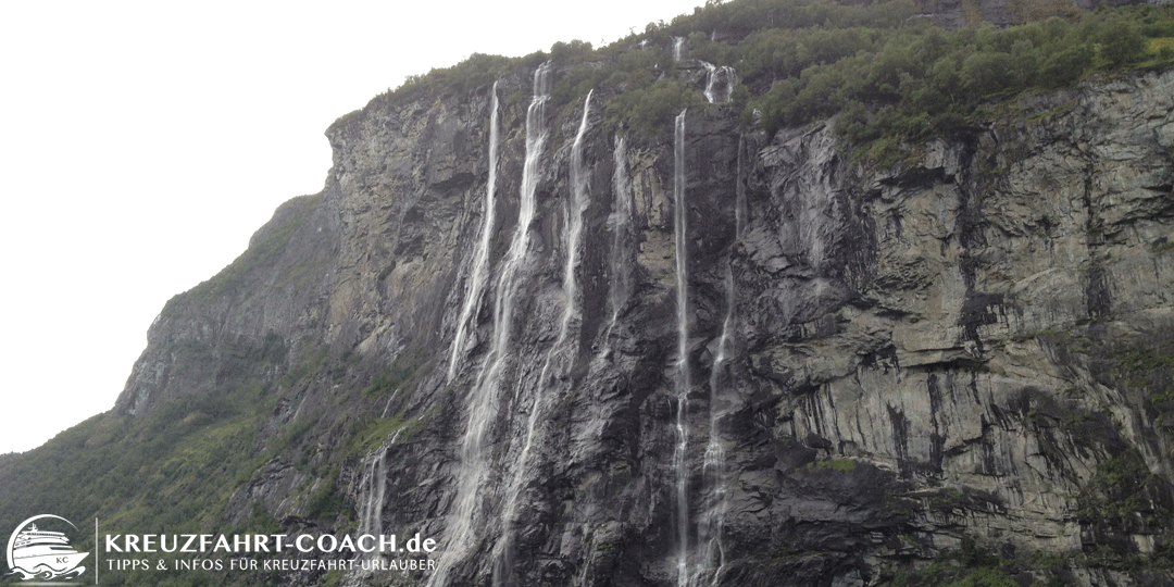 Ausflugstipps Geiranger - Fahrt durch den Geiranger Fjord - Wasserfall 