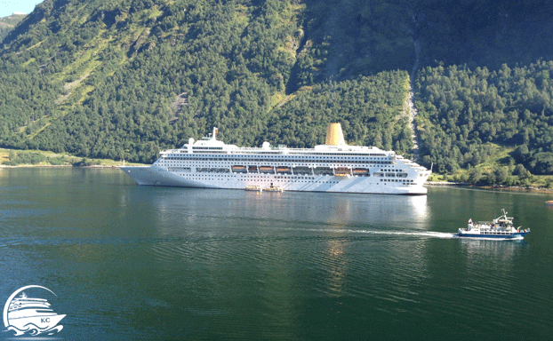 Seefahrer Lexikon - Kreuzfahrtschiff auf Reede im Geiranger Fjord
