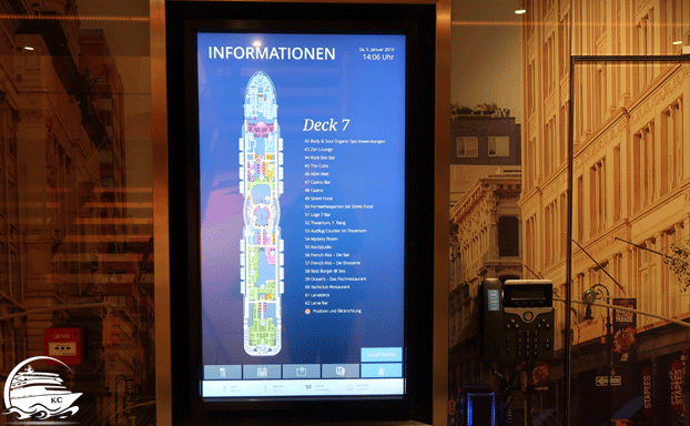 Monitor im Treppenhaus mit Deckplan