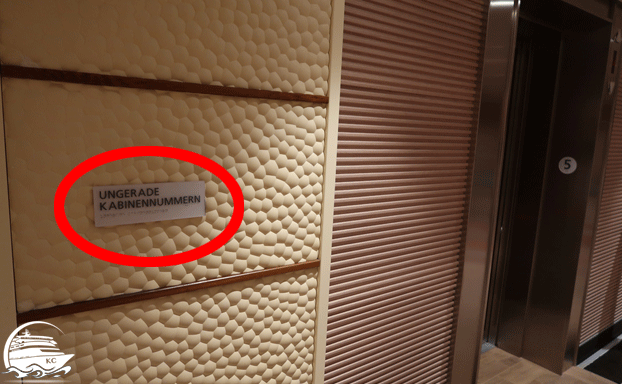 Schild im Treppenhaus mit Hinweis auf ungerade Kabinennummern