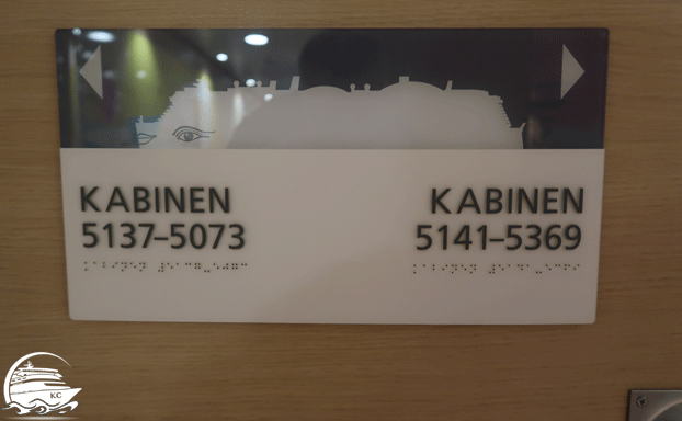 Schild im Kabinengang mit Hinweis die Kabinennummern