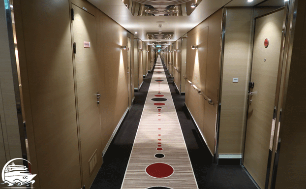 Blick in den Gang auf Deck 5 AIDAnova Erfahrungen - Lange Wege, Blick in den Gang auf Deck 5