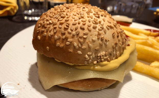 AIDAnova Erfahrungen - Das Essen - Cheeseburger im Fuego