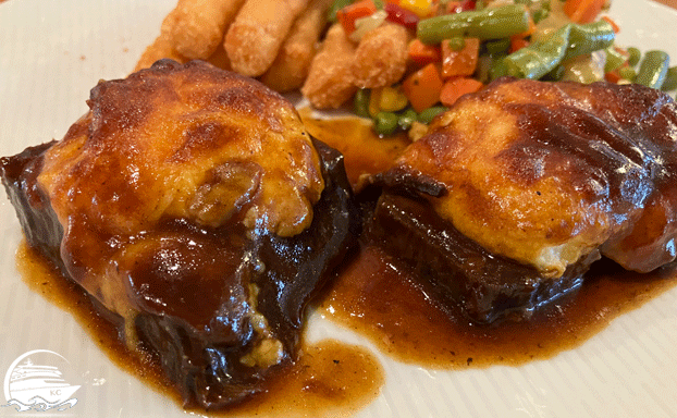 Rindfleischbraten vom Buffet AIDAnova Erfahrungen - Das Essen - Teller mit Speisen vom Buffet