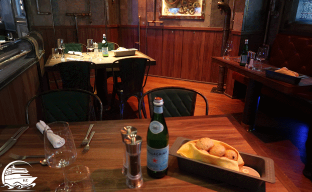 AIDAnova Time Machine Restaurant - Tische mit Deko