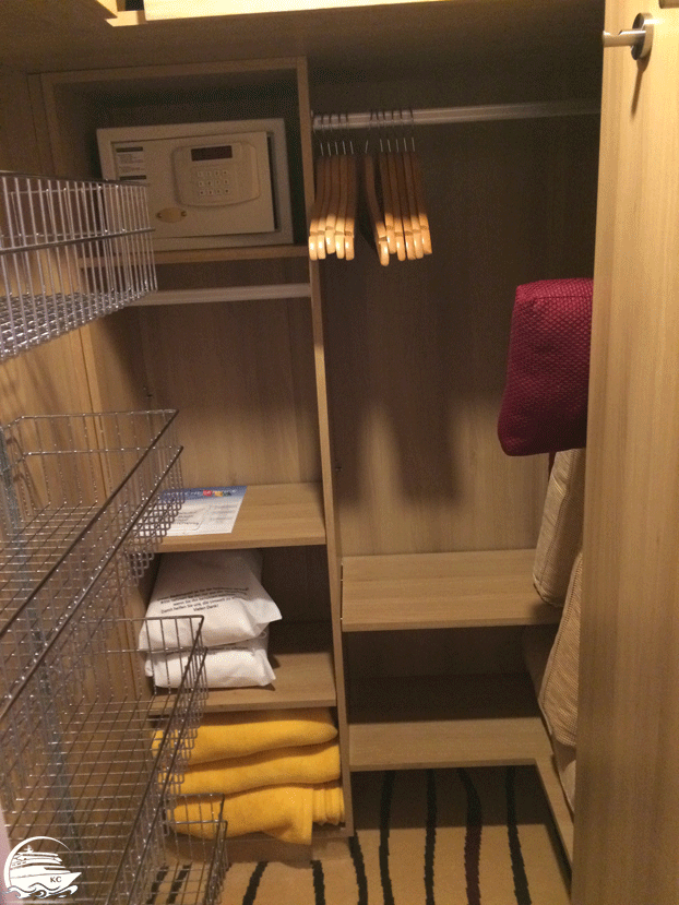 Begehbarer Kleiderschrank in AIDAprima Verandakabine 5224 Begehbraer Kleiderschrank auf AIDAprima