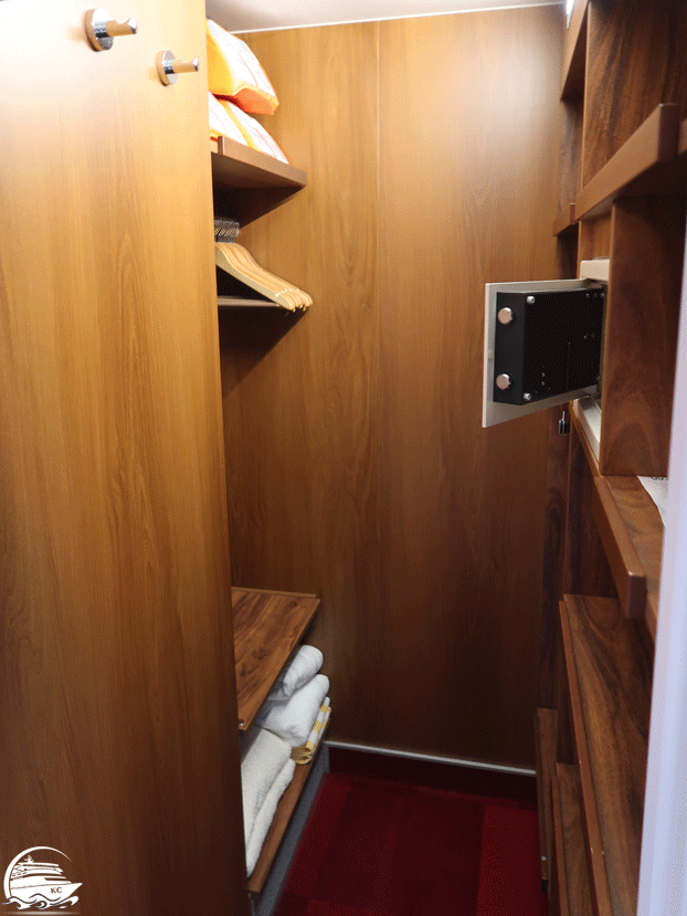 Begehbraer Kleiderschrank in AIDAnova Verandakabine 15072 Begehbraer Kleiderschrank auf AIDAnova