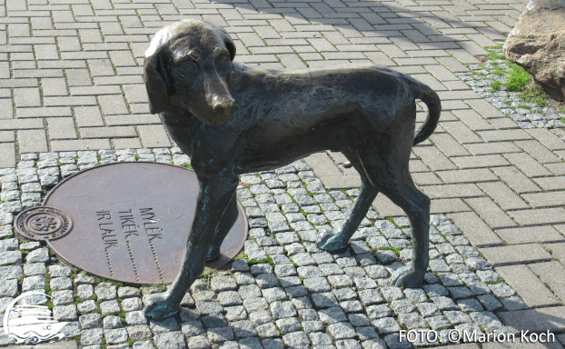 Ausflugstipps Klaipėda - Kleine Hundeskulptur an der Pier