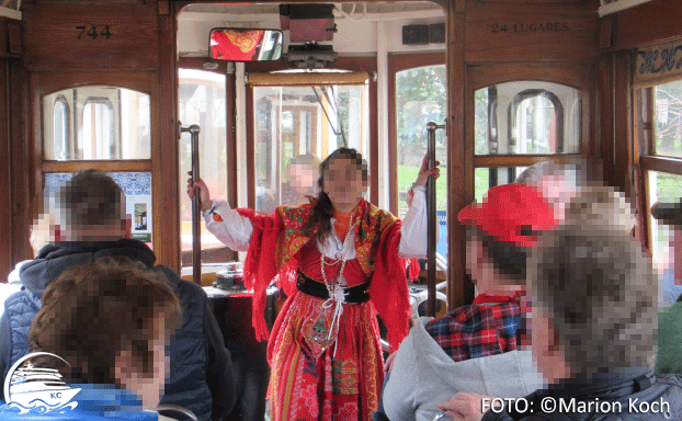 Mit Tracht in der Eléctrico Ausflugstipps Lissabon Sehenswürdigkeiten - Mit Tracht in der Eléctrico