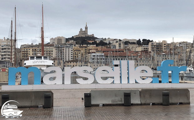 Marseille Sehenswürdigkeiten - Alter Hafen, Blick auf die Kirche