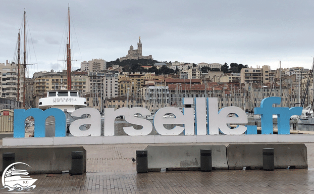 Alter Hafen, Blick auf die Kirche Marseille Sehenswürdigkeiten - Alter Hafen, Blick auf die Kirche