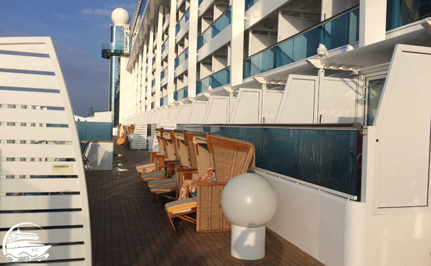 Auf dem Lanaideck von AIDAprima und AIDAperla stehen teilweise Strandkörbe vor den Kabinen. Strandkörbe vor den Kabinen auf dem Lanaideck.