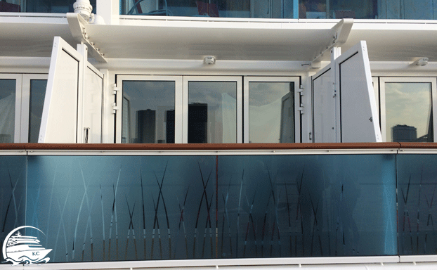 Blick vom Lanaideck auf den Balkon einer Kabine auf Deck auf AIDAprima.