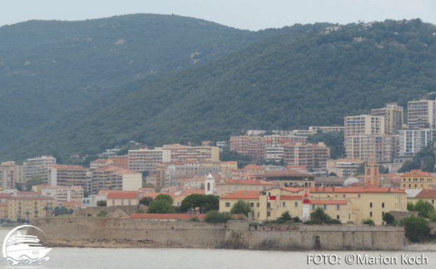 Ausflugstipps Ajaccio - Blick vom Schiff auf die alte Festung