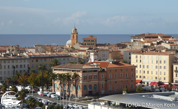 Ausflugstipps Ajaccio - Blick vom Schiff auf den Place Foch