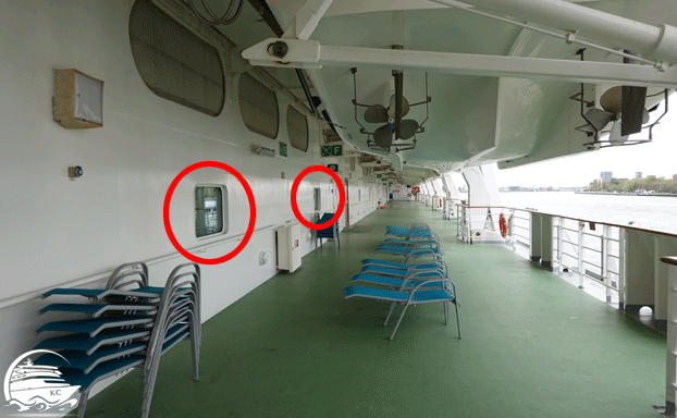 Fenster zum Deck unter den Rettungsbooten - Kabine ist einsehbar
