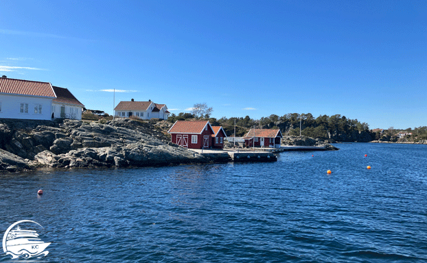 Ausflugstipps Kristiansand - Tømmerstø 01 - Häuser am Ufer