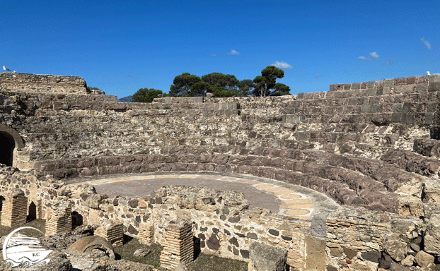 Spaziergang durch Nora - Amphitheater