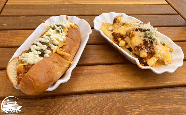 Hotdog und Pommes AIDAcosma Restaurants Erfahrungen - BBQ Grill - Hotdog und Pommes