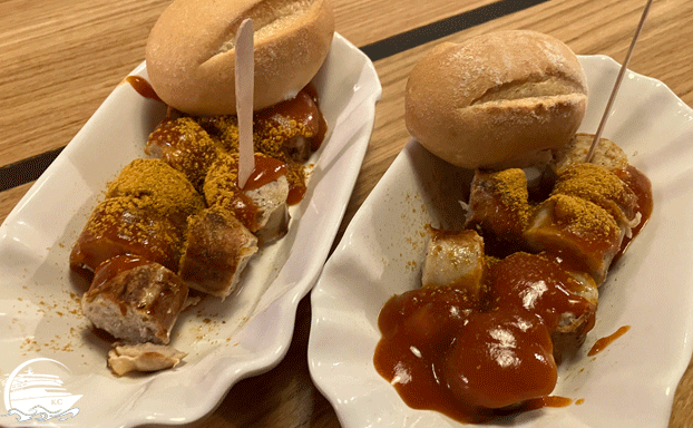 Currywurst AIDAcosma Restaurants Erfahrungen - Street Food - Currywurst