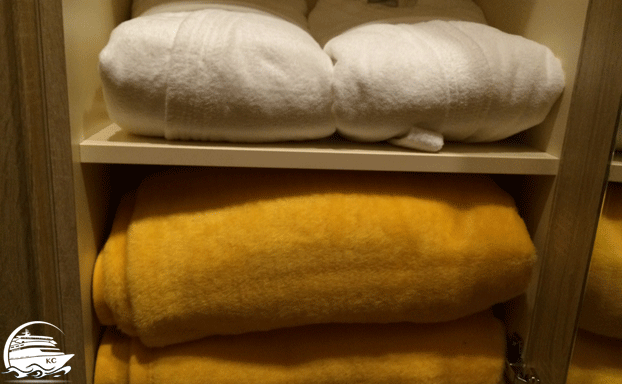 AIDA Kabinen Ausstattung - Bademäntel und Decken im Schrank