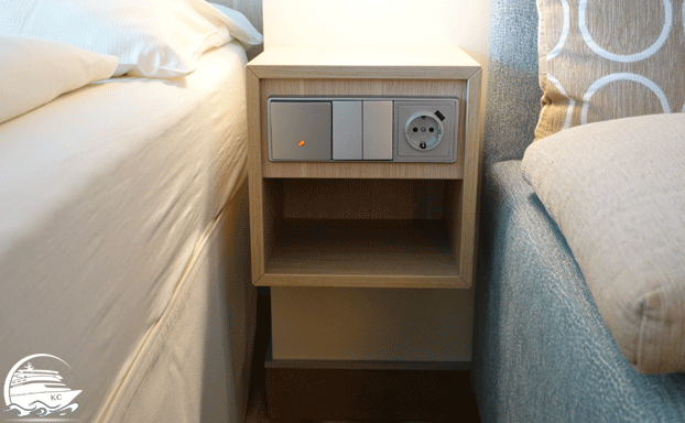 AIDA Kabinen Ausstattung - Steckdosen am Bett mit USB