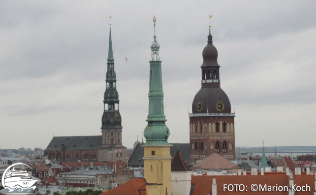 Riga Sehenswürdigkeiten - Links die Petrikirche, rechts der Dom