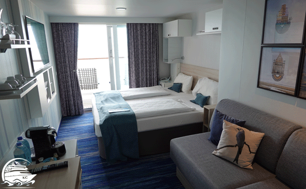 Mein Schiff 1 Balkonkabine 8096 - Blick in die Kabine