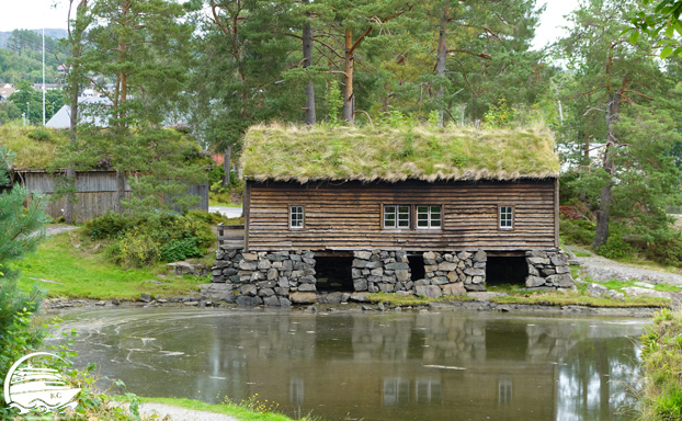Ålesund Ausflug - Sunnmøre-Museum (Freilichtmuseum) - Historisches Haus am Teich