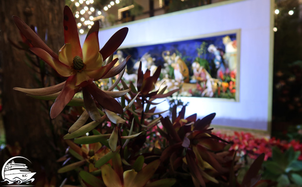Madeira Sehenswürdigkeiten - Weihnachtsmarkt Funchal - Exotische Blumen mit Krippenspiel in Hintergrund