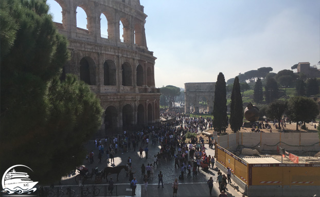 Rom Sehenswuerdigkeiten - Besucherströme am Kolosseum
